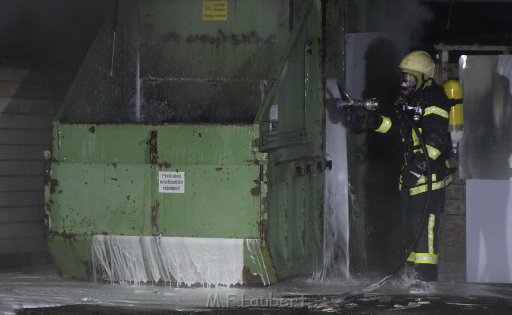 Feuer Papp Presscontainer Koeln Hoehenberg Bochumerstr P117.JPG - Miklos Laubert